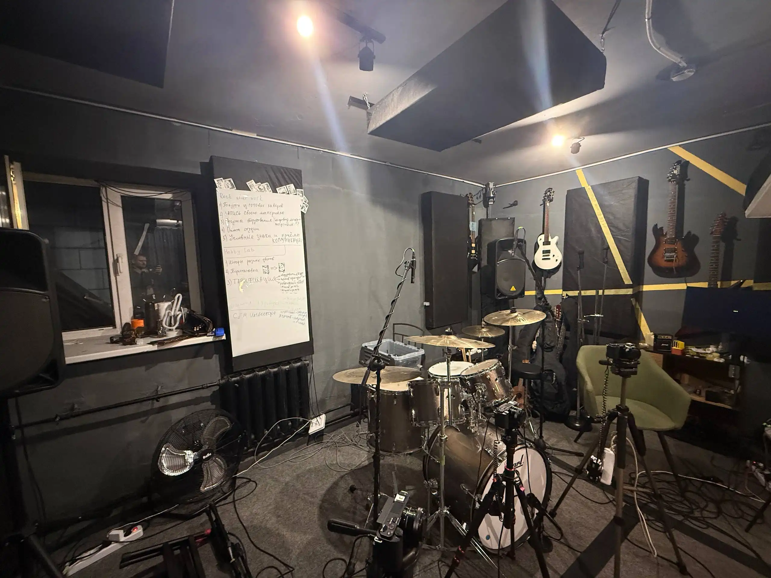 Рабочее место — стол, микрофоны, антураж